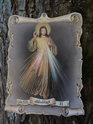 Obrázek Ježíše na kmeni stromu u Panny Marie ve skále.