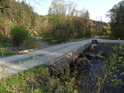 Dřevěný most přes Odru mezi Točitým a Klikatým potokem.