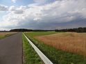 Silnice jako zkratka v nitru levotočivého oblouku Odry mezi obcemi Chobiunia a Radoszyce.
