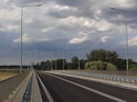 Uprostřed silničního mostu přes Odru mezi obcemi Radoszyce a Ciechanów, silnice 323.
