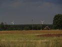 Větrné mlýny před bouřkou, pohled od obce Luboszyce.