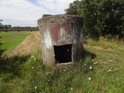 Betonový bunkr nejasného významu na pravobřežní hrázi Odry u města Ścinawa.