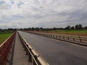 Nahoře na silničním mostě přes Odru u města Ścinawa.