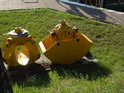 Vystavené lžíce vodních bagrů v přístavu Widuchowa.
