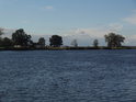 Vodohospodářská stavba na levém břehu Odry viděná z rybářského přístavu Widuchowa.