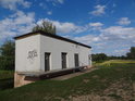 Vodohospodářská stavba u pravobřežní hráze Odry mezi obcemi Raków a Uraz.