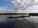 Poněkud zvláštní ke břehu neukotvené přístavní molo na Odře u obce Wały.