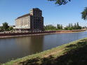 Opuštěná budova fabriky a Kanał Miejski.