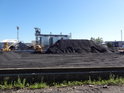Hromady uhlí v přístavu značí, že se buď ještě vozí část uhlí lodní dopravou, nebo jsou již přístavní prostory využívány jako pouhé skladiště.