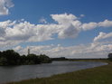 Táhlý levotočivý oblouk Odry, Wrocław – Osobowice, v pozadí dálniční most.