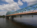 Silniční most přes Východní Odru byl vybudován v letech 1911 – 1913, zbořen v roce 1945, zrekonstruován v roce 1955 a barevně upraven v roce 2006. Most zwodzony.