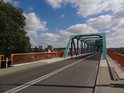 Levobřežní nájezd na silniční most přes Východní Odru. Most zwodzony spojuje Mescherin a Gryfino.