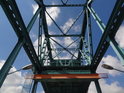 Pohled vzhůru do ocelové mostní konstrukce. Most zwodzony, Gryfino.