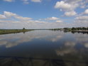 Východní Odra se líně valí na Szczecin, pohled z mostu, Gryfino.