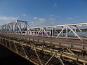 Rychlík na železničním mostě přes Východní Odru těsně pod mostem Gryfitów.