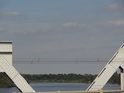Východní Odra pohledem po proudu mezi ocelovými nosníky železničního mostu pod mostem Gryfitów, Szczecin.