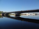 Most Cłowy přes Východní Odru za krásného letního dne.