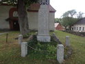 Pomník padlým 1. světové války u kostela v obci Meschrerin.