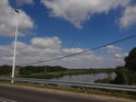 Západní Odra pod mostem Gryfino – Meschrerin, na vzdálenějším břehu je vidět rozhledna.