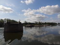 Opuštěný pilíř strženého mostu přes Západní Odru a tlačný remorkér, Gartz.