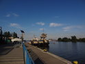 Szczecin, levý břeh Západní Odry, kotvící loď.