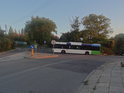 Autobus na křižovatce za letního rána, Szczecin – Stołczyn.