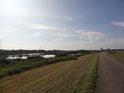 Asfaltová cyklistická trasa po levém břehu Welse nedaleko soutoku s Woknitz.