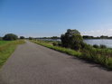 Výhybný pruh na asfaltové cyklostezce podél levého břehu Západní Odry od města Gartz.