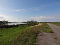 Západní Odra a cyklostezka nad městem Gartz.
